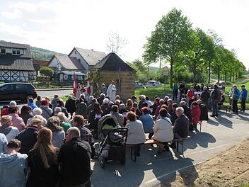 Viele Gäste nahmen an den Feierlichkeiten und der Mai-Andacht vor der 1894 erbauten und nun liebevoll und fachgerecht restaurierten Kapelle teil. Fotos: Monika Schütz