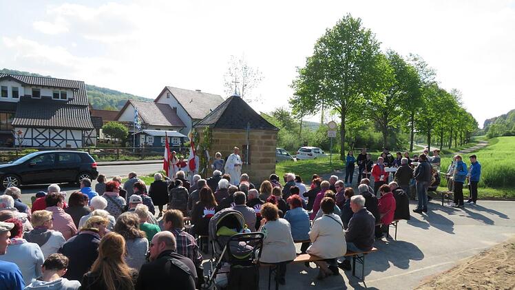 Viele Gäste nahmen an den Feierlichkeiten und der Mai-Andacht vor der 1894 erbauten und nun liebevoll und fachgerecht restaurierten Kapelle teil. Fotos: Monika Schütz