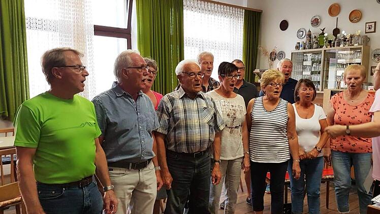Die Sängerinnen und Sänger aus Nüdlingen bereiten sich auf ihr Jubiläum vor. Foto: Christa Müller