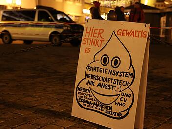 Die Feindbilder der Corona-Demonstranten auf dem Marktplatz sind klar definiert. Foto: Sonny Adam