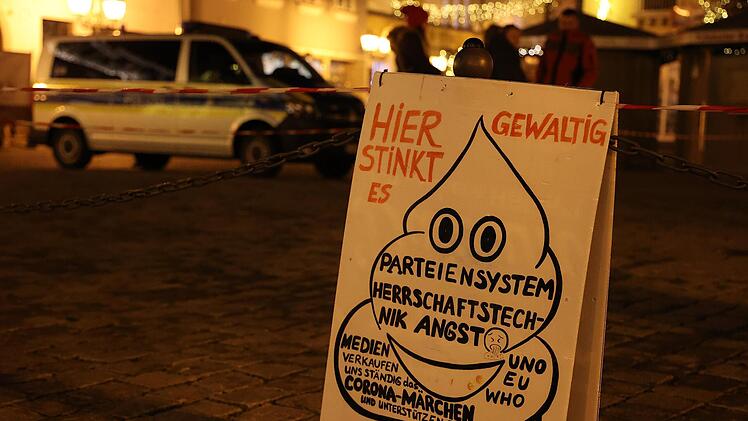 Die Feindbilder der Corona-Demonstranten auf dem Marktplatz sind klar definiert. Foto: Sonny Adam