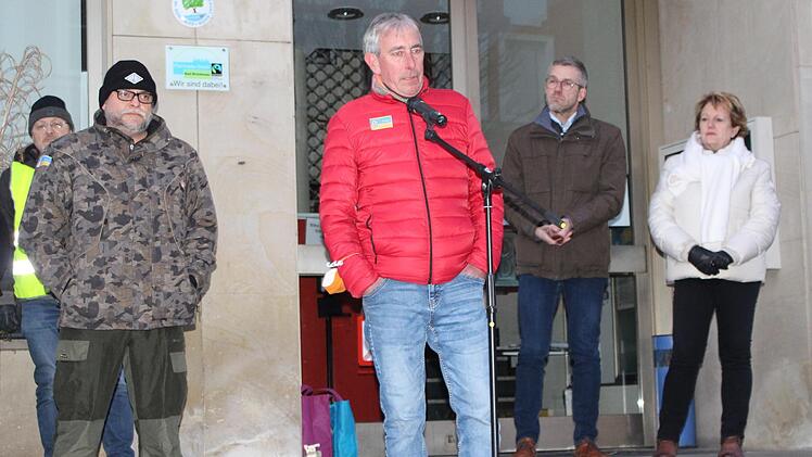 Uwe Schindler (vorne) berichtet von seiner Hilfsaktion für die Menschen auf der Flucht. Foto: Julia Raab