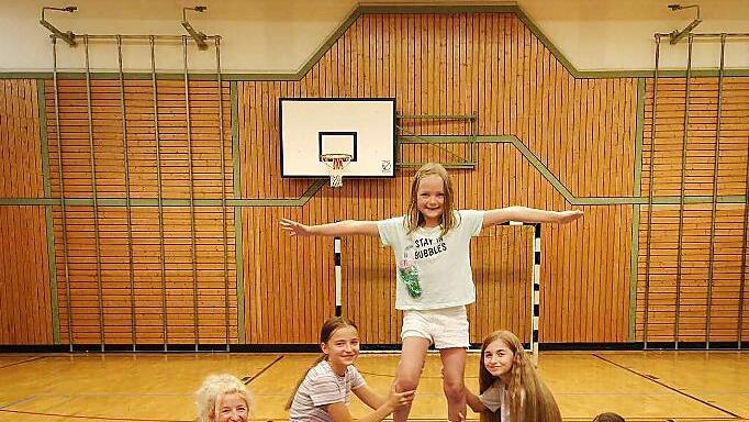 Die Aerobic-Kids fiebern ihren Auftritt bei der Fr&uuml;hlings-Turngala entgegen und zeigen sich bereits beim Training in Hochform. Mit im Bild die &Uuml;bungsleiterin Gabi Bauer (Zweite von links).