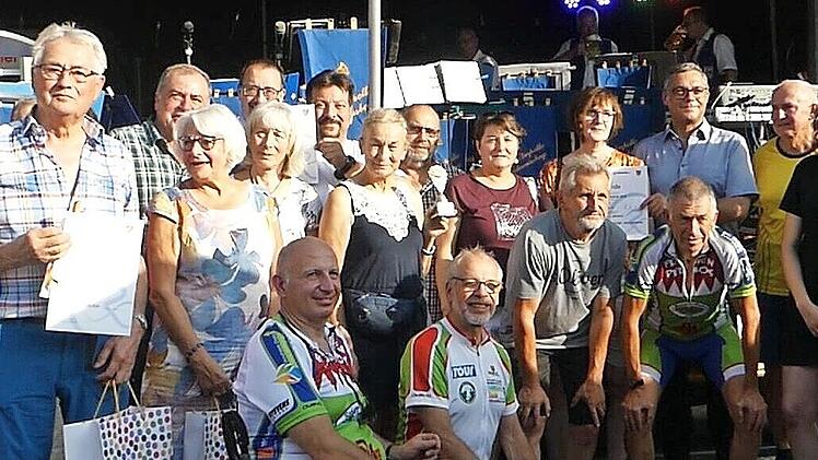 Die Siegerinnen und Sieger des „Stadtradelns“ und des Schulradeln-Wettbewerbs mit Vertretern der Politik.