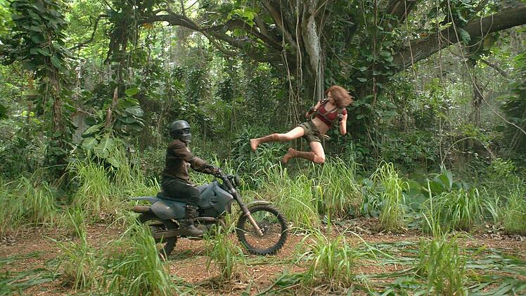 Aus Mauerbl&uuml;mchen Martha wird in Jumanji eine kampferprobte Amazone (Karen Gillan).