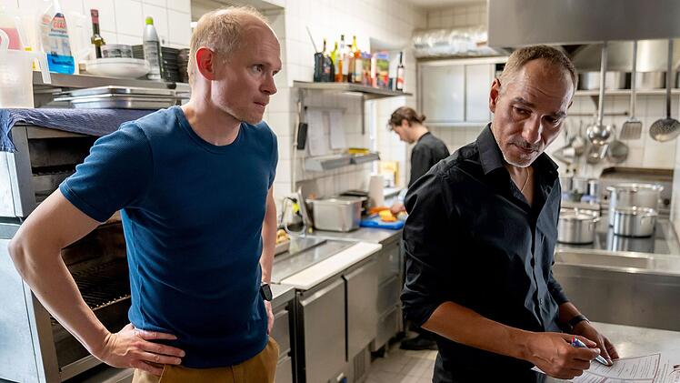 Ermittler Jan Kawig (Bernhard Conrad, links) befragt seinen Stamm-Italiener Giovanni Rossi (Raschid Daniel Sidgi). Wei&szlig; er etwas &uuml;ber die ermordeten Landsleute und Co-Gastronomen?