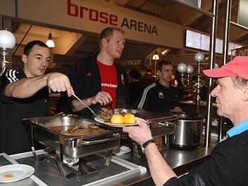 Karsten Tadda (l.) und Philipp Neumann als eingespieltes Team bei der Essensausgabe. Foto: Bertram Wagner