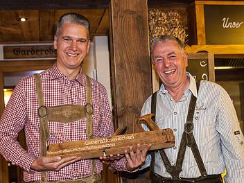 Symbolischer Akt: Werner Paltian übergab den Hobel an seinen Sohn Michael. Foto: Paltian