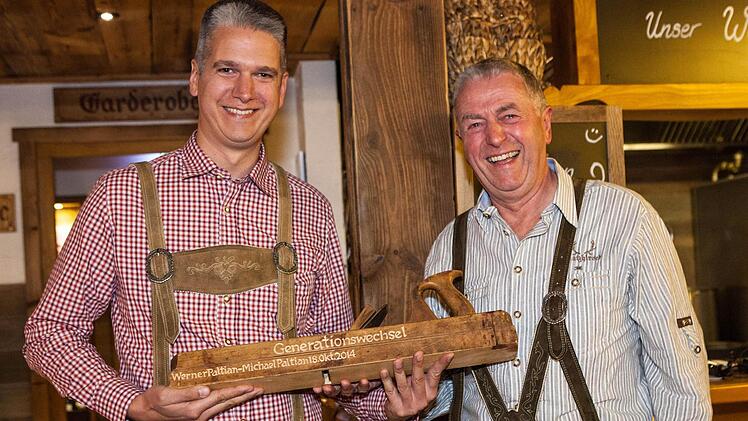 Symbolischer Akt: Werner Paltian übergab den Hobel an seinen Sohn Michael. Foto: Paltian