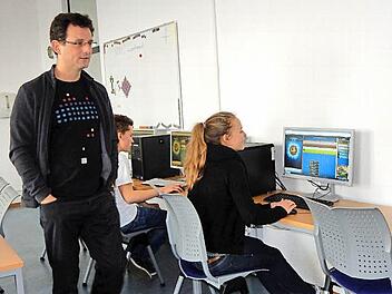 Bei Jochen Koubek von der Uni Bayreuth ließen sich die Medienscouts des MGF in Sachen Computerspiele und Sucht schulen. Foto: privat