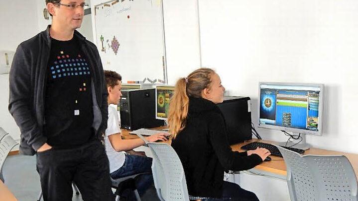 Bei Jochen Koubek von der Uni Bayreuth ließen sich die Medienscouts des MGF in Sachen Computerspiele und Sucht schulen. Foto: privat