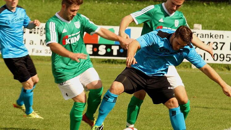 Auf Florian Pickel (Zweiter von links, rechts hinten Stefan Wasser), der gegen Kitzingen nach seiner Einwechslung überzeugt hat, setzt der Sander Trainer Bernd Eigner auch in Schweinfurt.