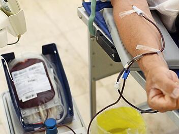 Bei schönem Wetter geht die Zahl der Blutspender zurück, die Leute geheln offensichtich bei hohen Temperaturen lieber ins Schwimmbad oder in den Biergarten, ist die Erfahrung von Dieter Popp vom BRK-Blutspendedienst. Foto: Franziska Kraufmann, dpa