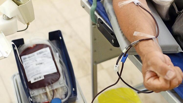Bei schönem Wetter geht die Zahl der Blutspender zurück, die Leute geheln offensichtich bei hohen Temperaturen lieber ins Schwimmbad oder in den Biergarten, ist die Erfahrung von Dieter Popp vom BRK-Blutspendedienst. Foto: Franziska Kraufmann, dpa