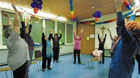 Beim Lachyoga werden klassische Yogaübungen umgewandelt.