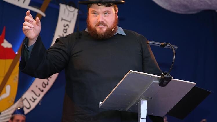 Berichtete von den Leiden eines kranken Mannes: "Don Camillo" alias Pfarrer Tobias Knötig (Heilgersdorf). Foto: Bettina Knauth