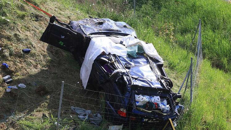 Auf der A71 in Unterfranken ist am Mittwoch ein Ehepaar aus Th&uuml;ringen nahe M&uuml;nnerstadt t&ouml;dlich verungl&uuml;ckt. Das Auto war ins Schleudern geraten und mit eingedr&uuml;cktem Dach zum Stehen gekommen. F&uuml;r die beiden Opfer kam jede Hilfe zu sp&auml;t. Foto: NEWS5 / Merzbach