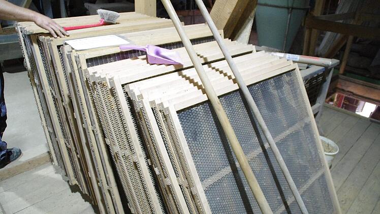 Die teuren Siebe mussten in Rahmen gespannt werden, die exakt passen müsse. Foto: Marco Meißner