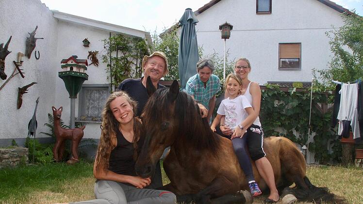 Familienfoto: Valeska mit Sillero. Auf dem Rücken sitzt Jessica Kreß mit Tochter Leonie und Albert und Margit Meisel sind von allen begeistert.