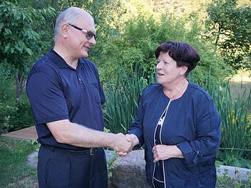Organistin Friedel Inge Friedel spielte in Schmalwasser 45 Jahre die Orgel. Pfarrer Hubert  Grütz dankte ihr für ihre Treue. Foto: Marion Eckert