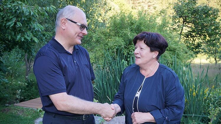 Organistin Friedel Inge Friedel spielte in Schmalwasser 45 Jahre die Orgel. Pfarrer Hubert  Grütz dankte ihr für ihre Treue. Foto: Marion Eckert