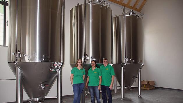 Die drei neuen Tanks sind f&uuml;r die Familie Bayer die Weichenstellung in die Zukunft. Michael Bayer hat weitblickend geplant: Der Neubau k&ouml;nnte nochmals das gleiche Tankvolumen aufnehmen. Sabine Weinbeer