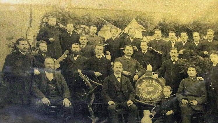 Aus dem Jahr 1888 stammt dieses Foto von Mitgliedern des  Männergesangsvereins 1864 Maßbach. Reproduktion: Dieter Britz