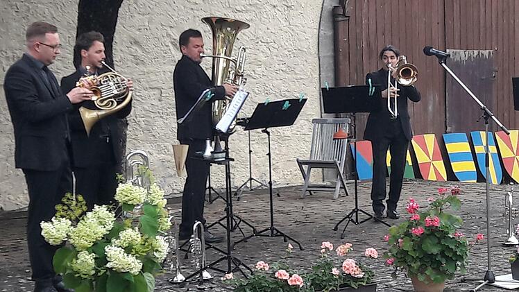 Classic Brass spielte zum 12. Mal in Poppenlauer, aber zum ersten Mal auf der Freilichtbühne im Schrimpf'schen Schlossgarten.