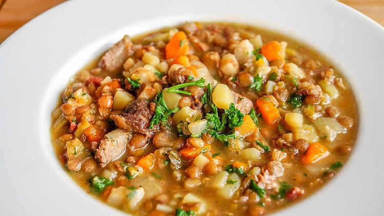 Eine Linsensuppe gibt Kindern genug Kraft zum herumtoben und spielen.
