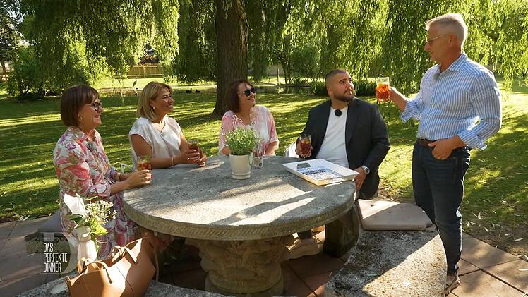 In Reiners Gartenpark lernen sich alle kennen, von links: Jasna, Jeannie, Ella, Baris und Reiner.