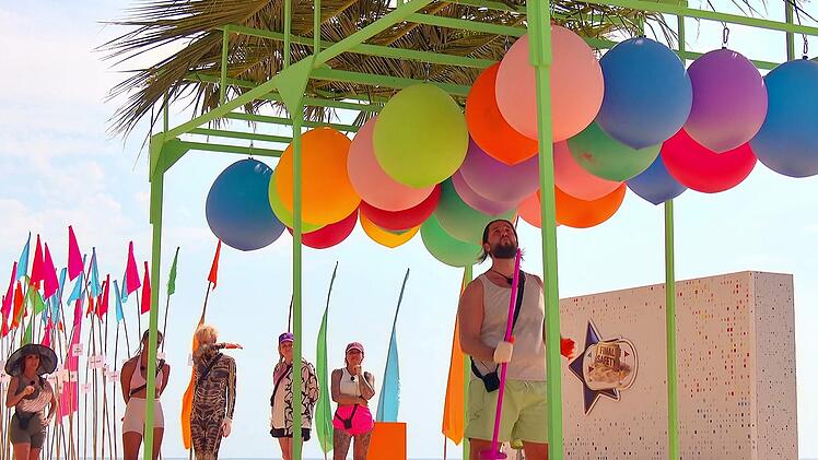 Nur wer eine L&ouml;sung findet, darf in Luftballons nach Safety-Tickets stochern. Maurice Dziwak spie&szlig;t eines auf, der Gl&uuml;ckliche.