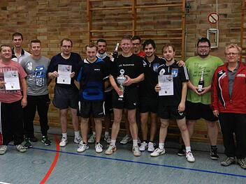 Das Turnier der Bezirksliga-Teams entschied der TTC Burgkunstadt (Mitte) für sich. Mit im Bild der Vorsitzende des Ausrichters TTC Tüschnitz, Karl-Heinz Sladek (rechts). Fotos: Thomas Förtsch