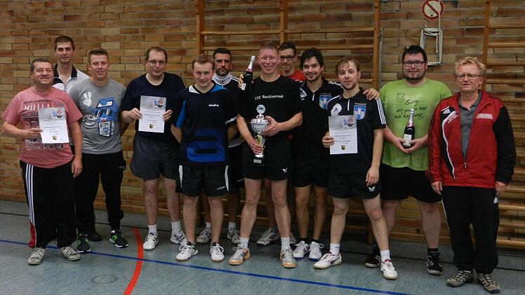Das Turnier der Bezirksliga-Teams entschied der TTC Burgkunstadt (Mitte) für sich. Mit im Bild der Vorsitzende des Ausrichters TTC Tüschnitz, Karl-Heinz Sladek (rechts). Fotos: Thomas Förtsch