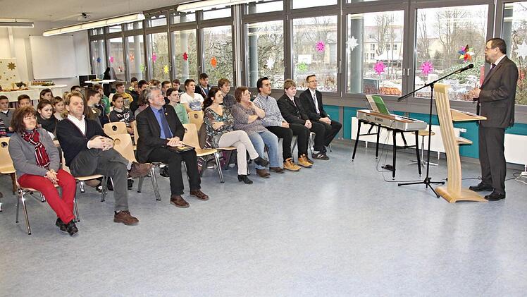 Ministerialbeauftragter Horst Karch (rechts) bei seiner Ansprache vor den Schülern, Lehrern und Ehrengästen.  Foto: Helmut Will
