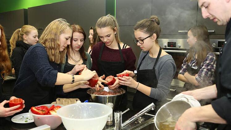 Das Hackfleisch kommt in die Paprika. Foto: Barbara Herbst