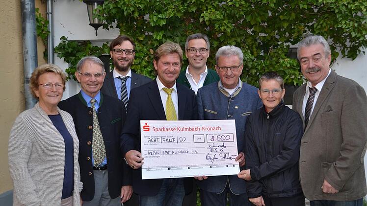 8500 Euro kamen beim Benefizkonzert Kulmbacher Künstler zusammen. Auch dieser Betrag soll in Nepal gut eingesetzt werden. Auf dem Foto (von links) Gaby Philipp, Johann Hunger und Andreas Rebhan von der Nepalhilfe, Moderator Rainer Ludwig, Stefan Fechner, Vorsitzender Peter Pöhlmann und zweite Vorsitzende Sonja Promeuschel von der Nepalhilfe sowie der Initiator des Konzerts, Simon Philipp Goletz. Foto: Uschi Prawitz