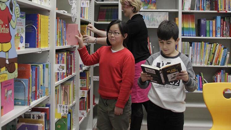 Tanci Yang (links) und Edon Zenuni sind begeisterte "Greg"-Leser. Foto: Jennifer Hauser