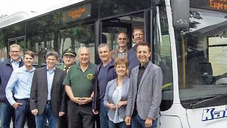 Die Verantwortlichen des Sch&uuml;tzenfest-Express mit (von links): Christan Hoh (Brauerei Leikeim), Tobias Heinlein, Andreas Leikeim, Willibald Lankes, Erwin Kalb, Dietmar Wei&szlig;, Elfriede Fischer, Platzwart Dieter Brandmeier, Udo Kaiser, Andreas H&uuml;gerich Foto: Andreas Welz