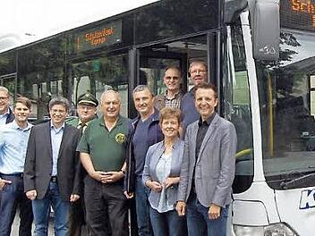Die Verantwortlichen des Schützenfest-Express mit (von links): Christan Hoh (Brauerei Leikeim), Tobias Heinlein, Andreas Leikeim, Willibald Lankes, Erwin Kalb, Dietmar Weiß, Elfriede Fischer, Platzwart Dieter Brandmeier, Udo Kaiser, Andreas Hügerich Foto: Andreas Welz
