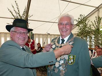Schützenkommissar Stefan Sigmund legt dem neuen Hauptschützenkönig Roland Seiferth die Königskette um. Foto: Klaus-Peter Wulf