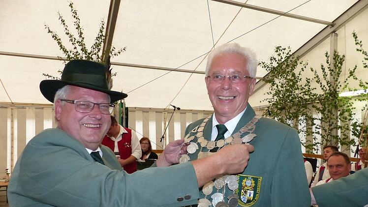 Schützenkommissar Stefan Sigmund legt dem neuen Hauptschützenkönig Roland Seiferth die Königskette um. Foto: Klaus-Peter Wulf