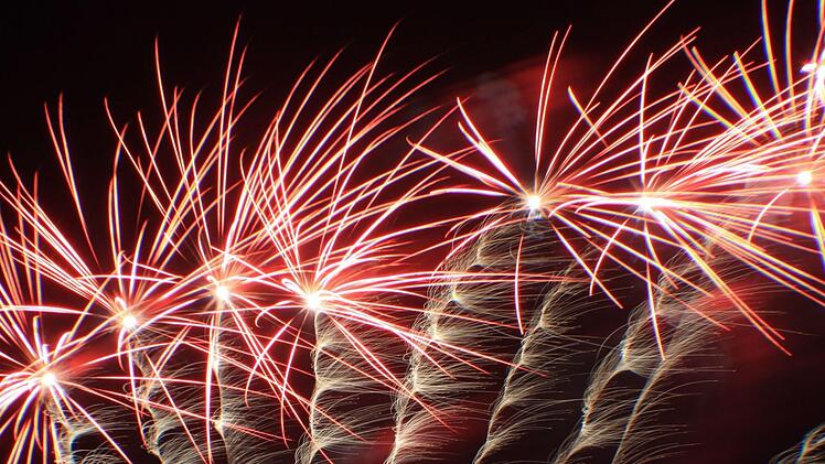 Eine Rakete mit rotem Chrysanthemeneffekt steigt in die Luft. So leuchtet und glitzert der Himmel am Donnerstag wieder über Kronach. Foto: privat