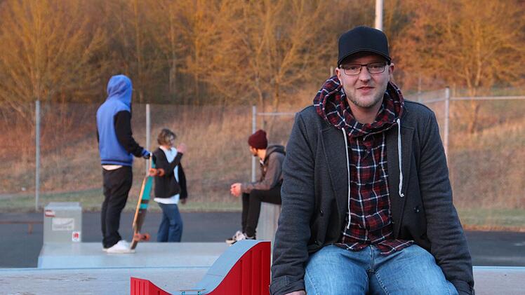 René Felcht — hierauf dem Skaterpark in Nüdlingen — stellte dem Bad Bockleter Gemeinderat zusammen mit Jugendamtsleiter Siegbert Goll die Arbeit und Aufgaben des Vereins "Pro Jugend Landkreis Bad Kissingen" vor.  Foto: Carmen Schmitt/Archiv