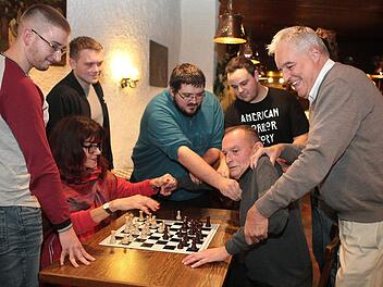 Im Duell befinden sich die Schach-Schauspieler Ingeborg Schuler und Bernd Hümmer. Die nicht ganz passiven Zuschauer sind (v. re.) Manfred Köhler, Jonathan Schlizio, Alexander Sude und  Alexander Kondakov. Ganz links begutachtet ein eventueller Mitgliedsanwärter die Szene. sportpress