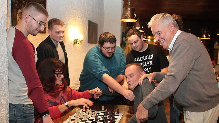 Im Duell befinden sich die Schach-Schauspieler Ingeborg Schuler und Bernd Hümmer. Die nicht ganz passiven Zuschauer sind (v. re.) Manfred Köhler, Jonathan Schlizio, Alexander Sude und  Alexander Kondakov. Ganz links begutachtet ein eventueller Mitgliedsanwärter die Szene. sportpress
