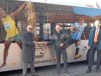 Usain Bolt und Lionel Messi grüßen vom Bus, Frank Dassler (Chefjustiziar bei Adidas) und Dietmar Knöß (Personaldirektor bei Puma) freuen sichgemeinsam mit Bürgermeister German Hacker (v.l.) über eine gemeinsame Aktion für den Sportstandort Herzogenaurach. Das, was im November 2011 vorgestellt wurde, könnte sich auch bei den neuen Bussen durchaus wiederholen, meinte der Bürgermeister.  Foto: Bernhard Panzer (Archiv)