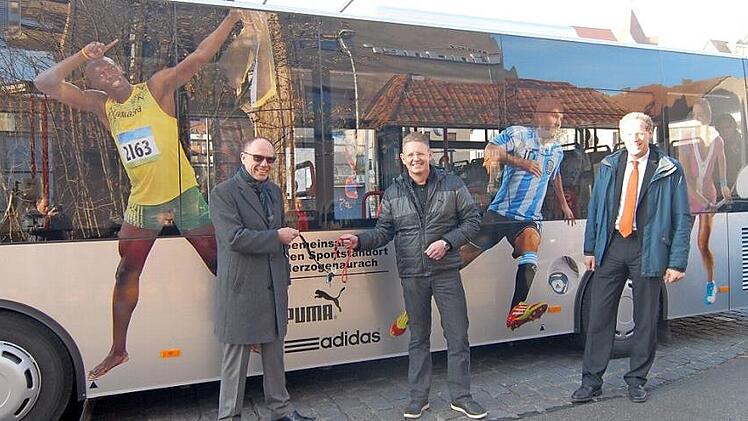 Usain Bolt und Lionel Messi grüßen vom Bus, Frank Dassler (Chefjustiziar bei Adidas) und Dietmar Knöß (Personaldirektor bei Puma) freuen sichgemeinsam mit Bürgermeister German Hacker (v.l.) über eine gemeinsame Aktion für den Sportstandort Herzogenaurach. Das, was im November 2011 vorgestellt wurde, könnte sich auch bei den neuen Bussen durchaus wiederholen, meinte der Bürgermeister.  Foto: Bernhard Panzer (Archiv)