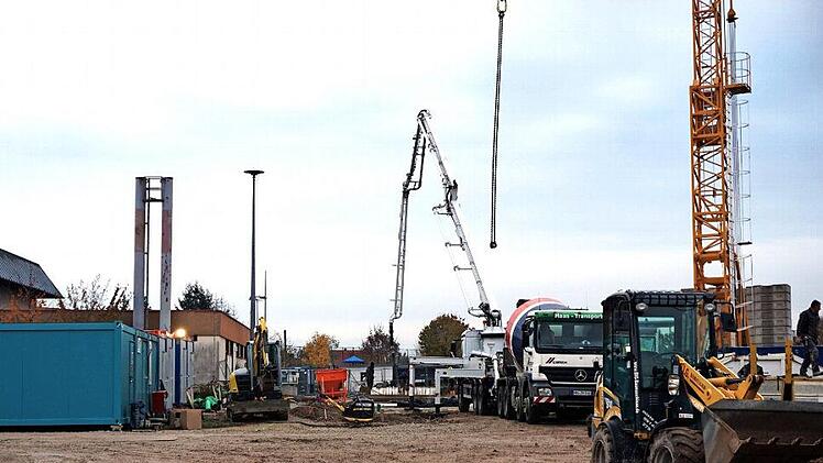 Die Arbeiten an der Bodenplatte laufen. Foto: Richard Sänger
