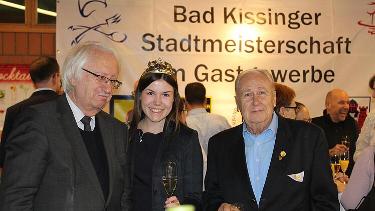 Heinz Stempfle (Hotel-u-Gaststättenverband, von links), die Fränkische Weinkönigin Carolin Mayer und "Seppl" Schmitt, (Kissinger Köche).