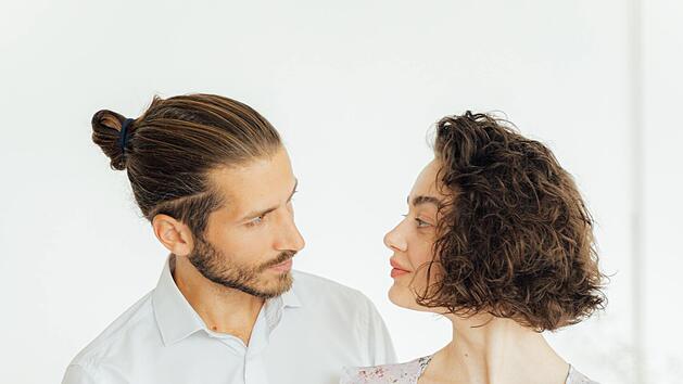 Liebe ist … das schönste Gefühl der Welt! Dennoch kann es manchmal kompliziert sein. Ist es Liebe? Liebe ich meinen Partner noch? Wenn Sie sich diese Fragen auch schon gestellt haben, kommt hier ein Test, mit dem Sie sich Klarheit über Ihre Gefühle verschaffen können. Außerdem haben wir von romantisch bis lustig Definitionsversuche gesammelt, was denn alles Liebe ist.   Bild: https://www.pexels.com/de-de/foto/mann-paar-liebe-menschen-5493195/